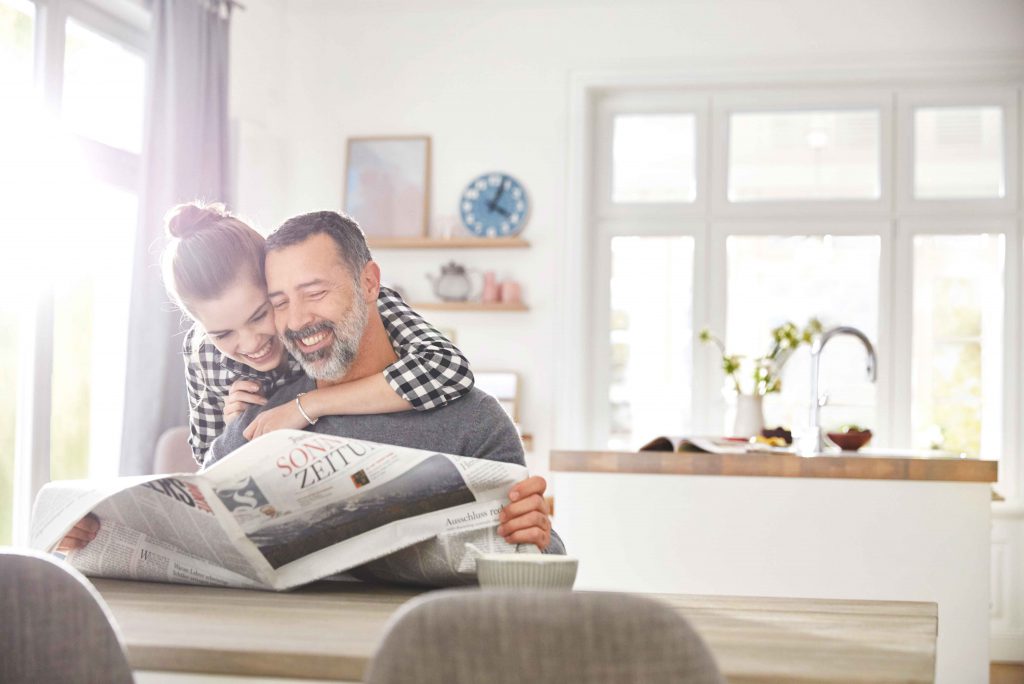 Bild von einer Tochter und ihrem Vater in einer hellen Küche