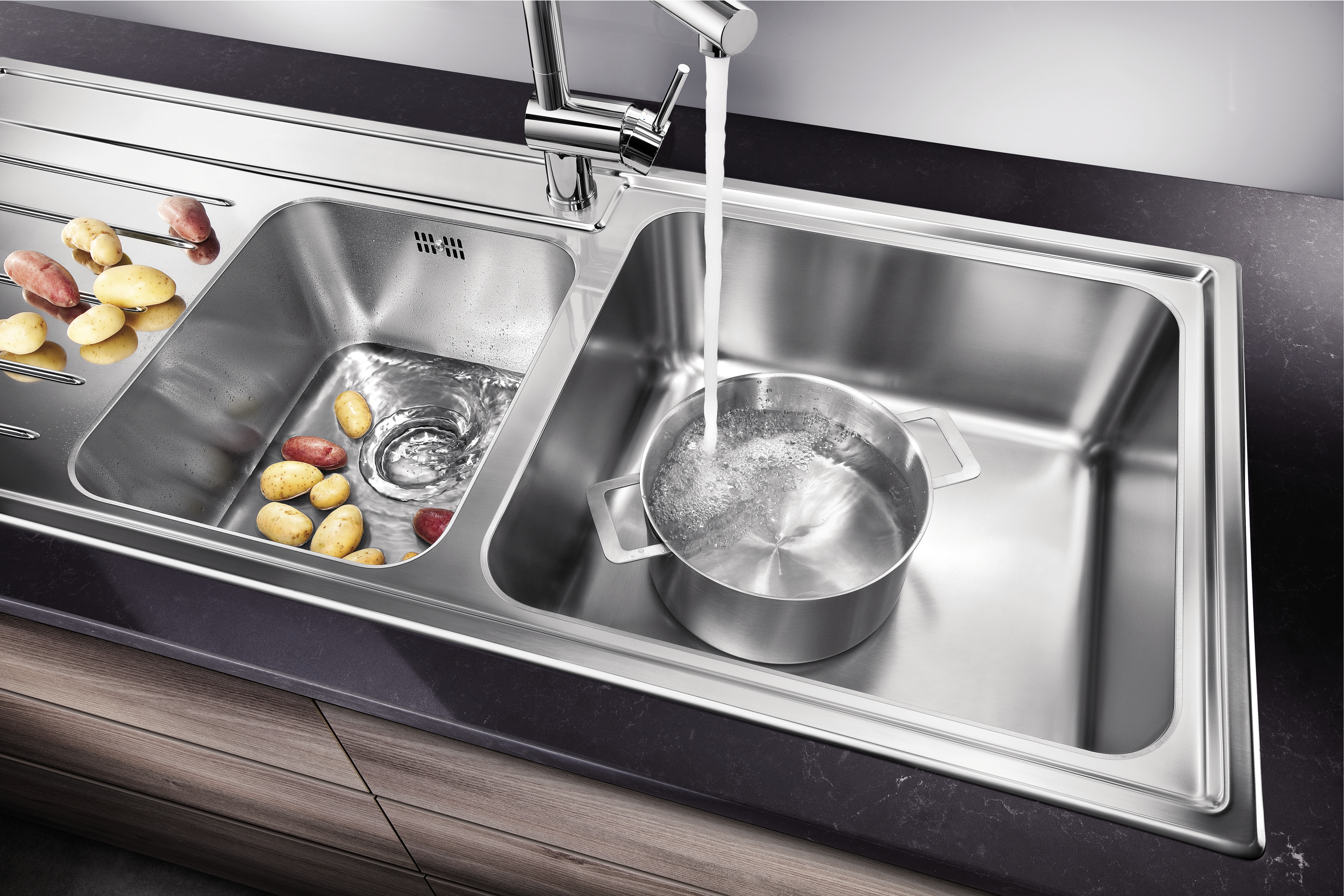Topf wird in BLANCO Edelstahlspüle mit Wasser gefüllt.