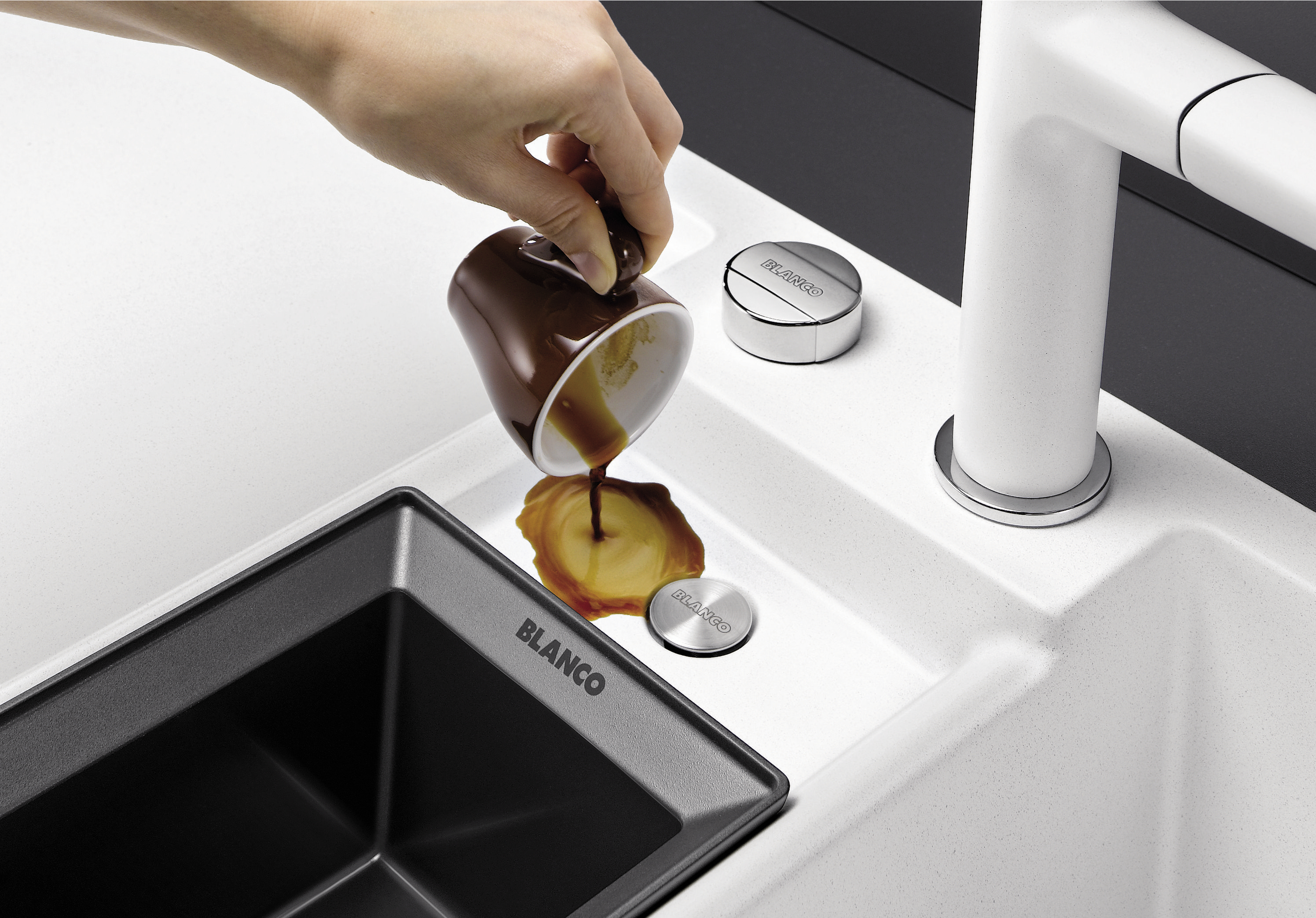 Kaffeereste werden in BLANCO Ausgussmulde gegossen.